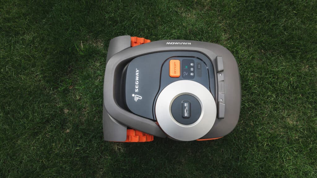 Vue aérienne d'un robot tondeuse Segway Navimow H Series - Perspective en plongée révélant le design ergonomique et les caractéristiques technologiques avancées de cette tondeuse automatique distribuée par AP Robots.