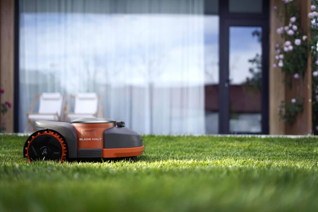 Robot Segway pour des pelouses de qualité avec baie vitrée