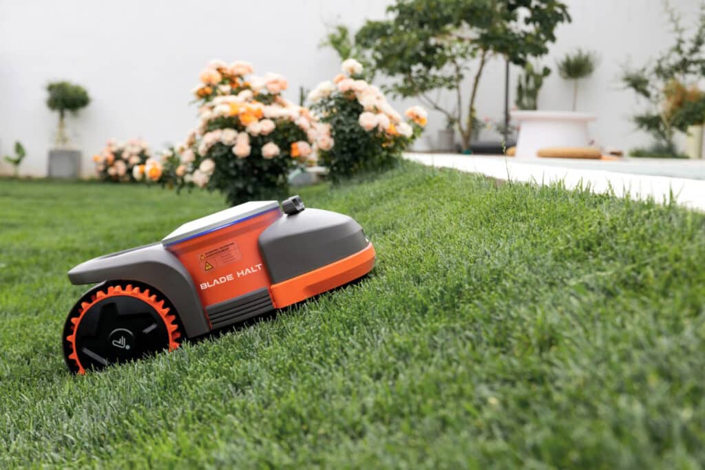 Robot tondeuse Segway Navimow H maîtrisant une pente à 50% - Solution idéale pour terrains inclinés et irréguliers par AP-Robots, garantissant une tonte homogène même sur reliefs difficiles.