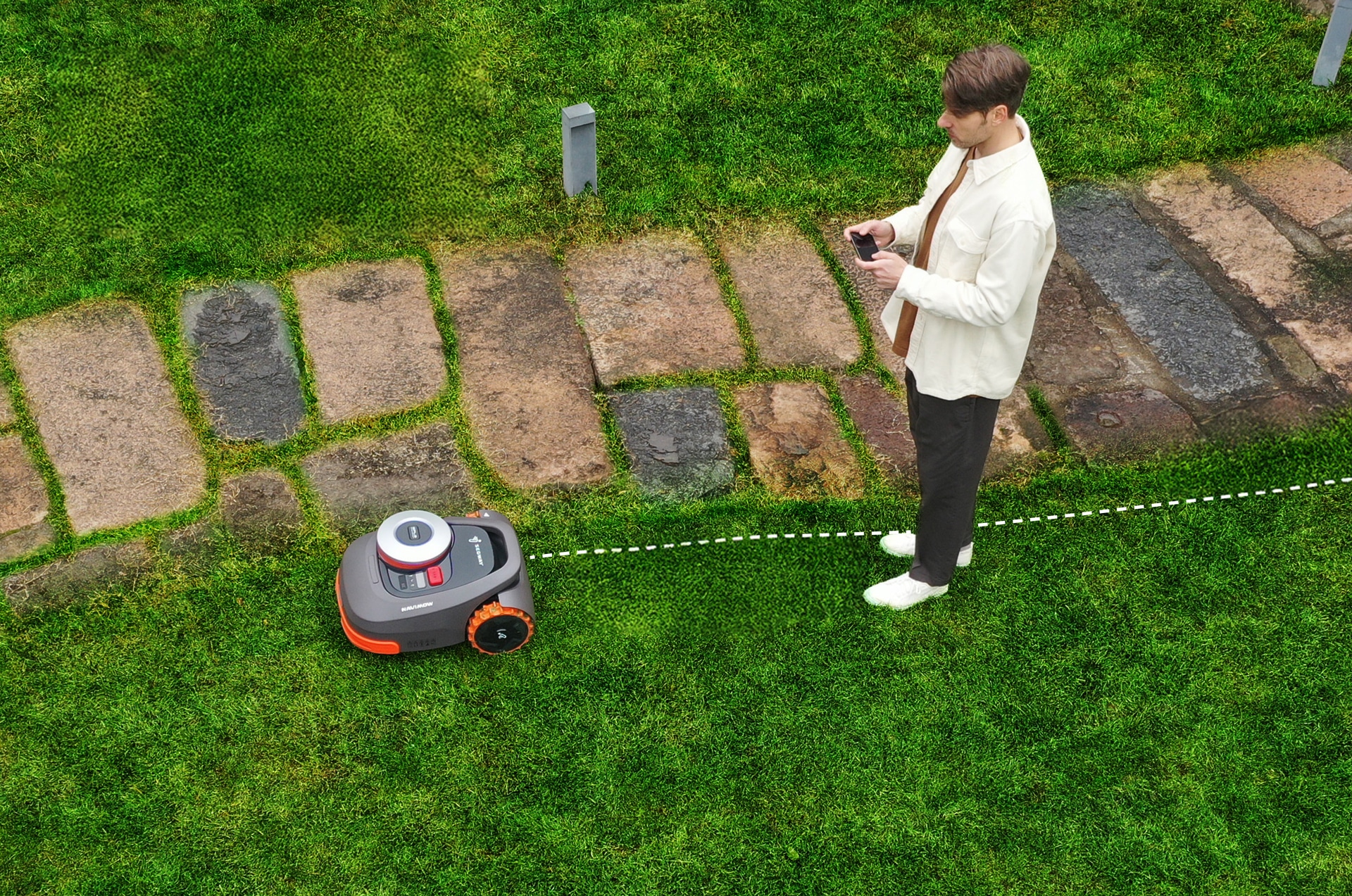 Service placement et configuration AP-Robots - Technicien spécialiste configurant la clôture virtuelle sur une application Segway Navimow pour délimiter avec précision la zone de tonte