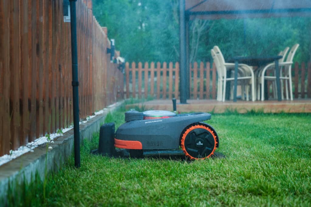 Robot Navimow série H retournant automatiquement à sa station de charge après une journée de travail - Autonomie et intelligence artificielle pour une gestion optimisée de l'énergie et de l'entretien du jardin.