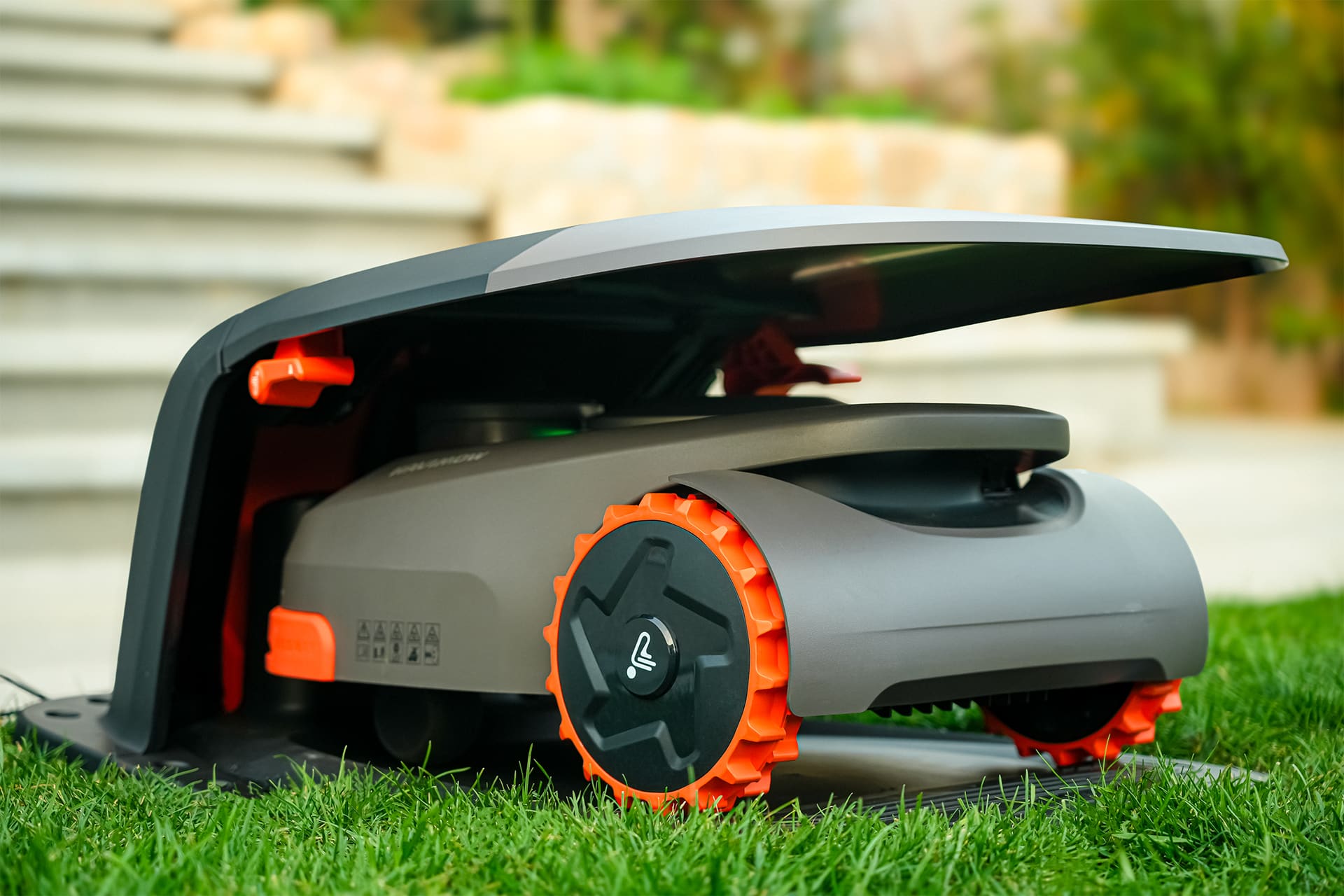 Robot Navimow série H retournant automatiquement à sa station de charge après une journée de travail - Autonomie et intelligence artificielle pour une gestion optimisée de l'énergie et de l'entretien du jardin.