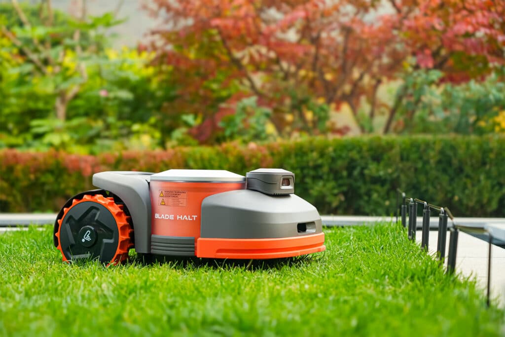 Robot tondeuse Segway Navimow série H traversant une pelouse impeccable - La nouvelle génération de tonte intelligente d'AP Robots allie performance et design épuré pour un entretien sans effort.