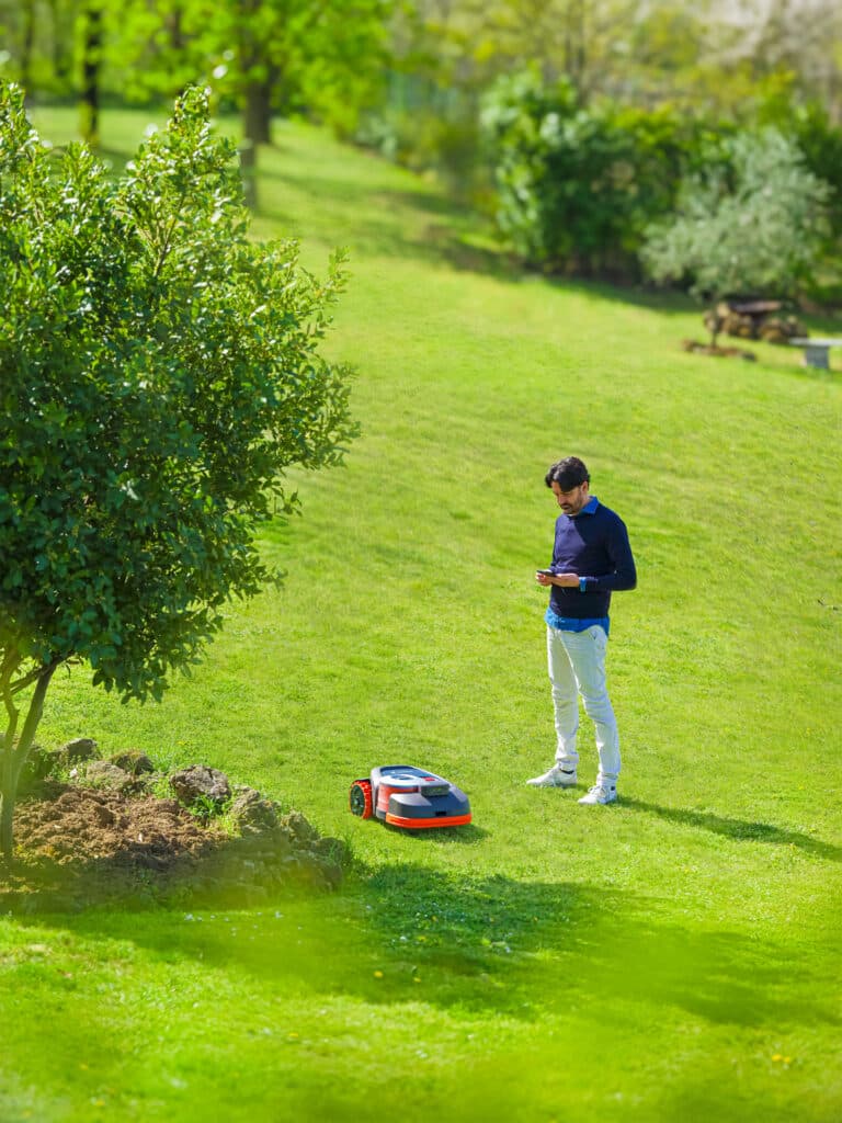 Utilisateur installant facilement le robot tondeuse Segway Navimow série H via l'application smartphone intuitive - Configuration sans fil et sans stress en quelques minutes grâce à l'interface simplifiée d'AP Robots.