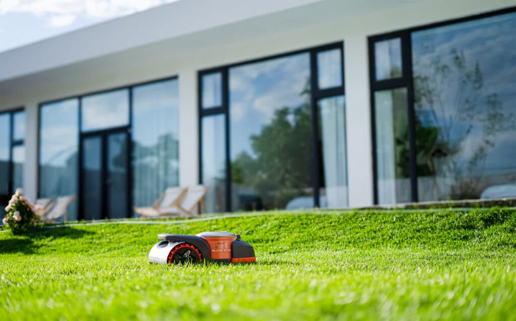Robot tondeuse Segway Navimow série H traversant une pelouse impeccable - La nouvelle génération de tonte intelligente d'AP Robots allie performance et design épuré pour un entretien sans effort.