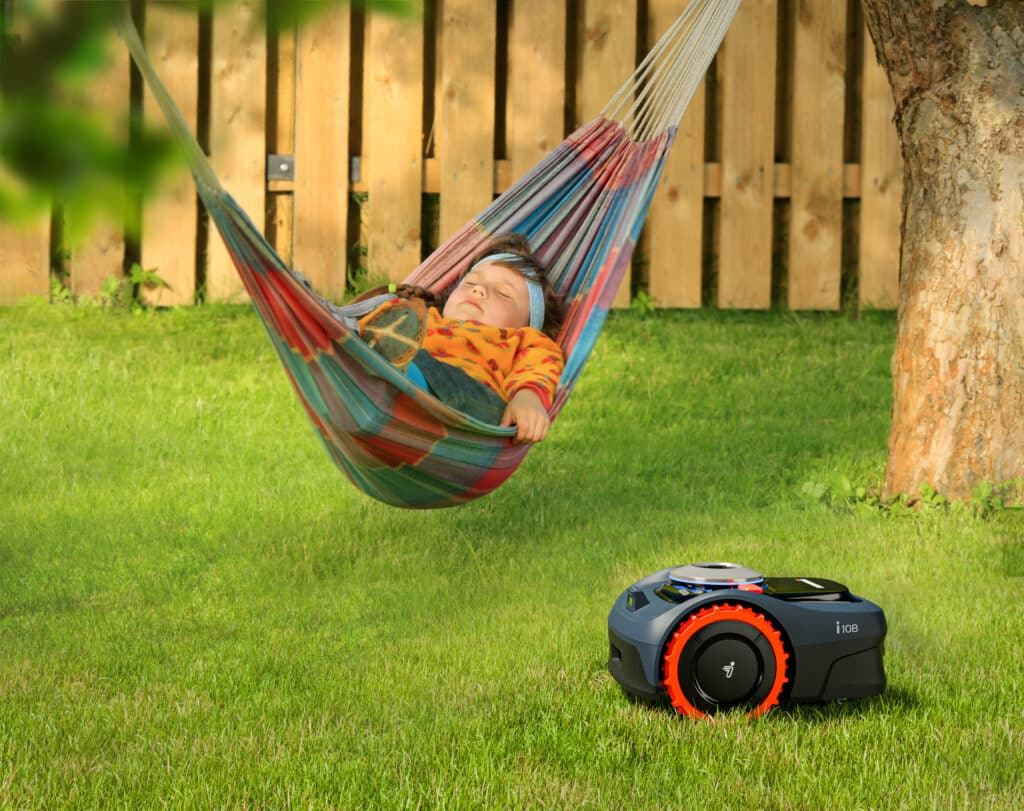 Enfants jouant sur une pelouse immaculée grâce au robot tondeuse i108 - La sécurité et la performance au service des moments précieux en famille.
