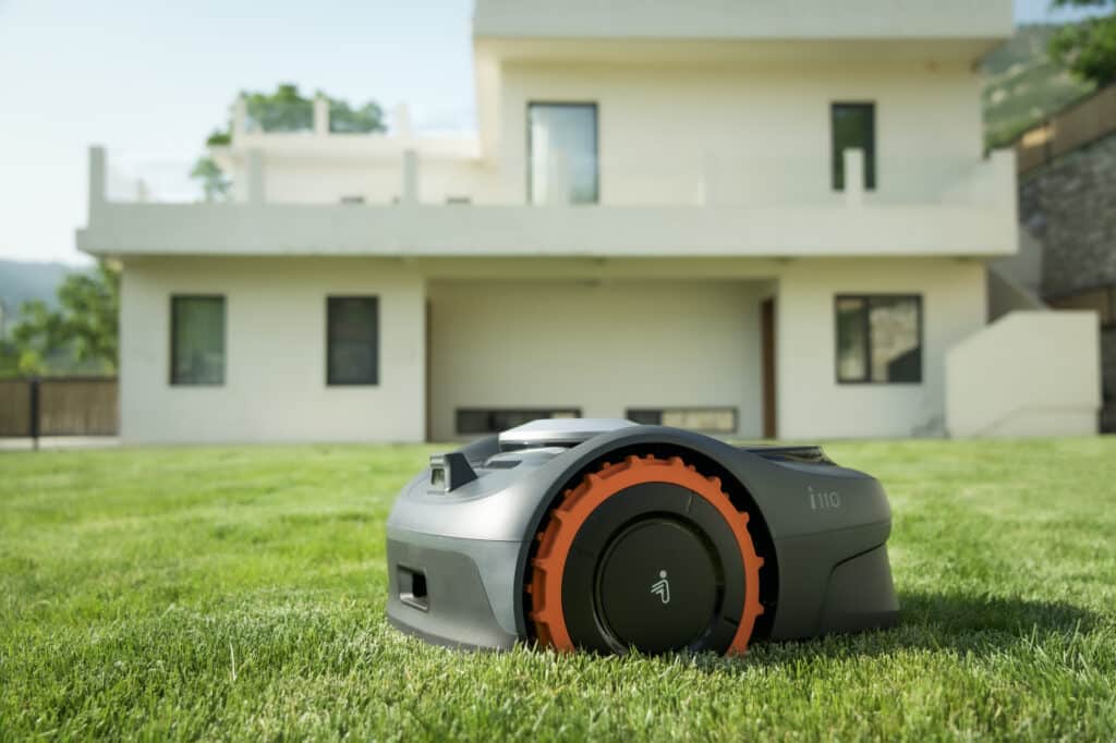 Robot tondeuse Segway Navimow i108 intégré harmonieusement dans un jardin familial - Solution automatisée idéale pour profiter pleinement des espaces verts sans contrainte d'entretien.
