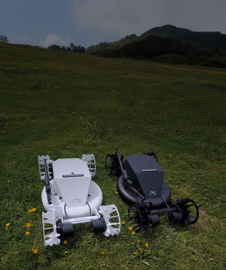 Tondeuse robotisée Grator entretenant une pelouse en pente, idéale pour pentes raides, herbes hautes et broussailles