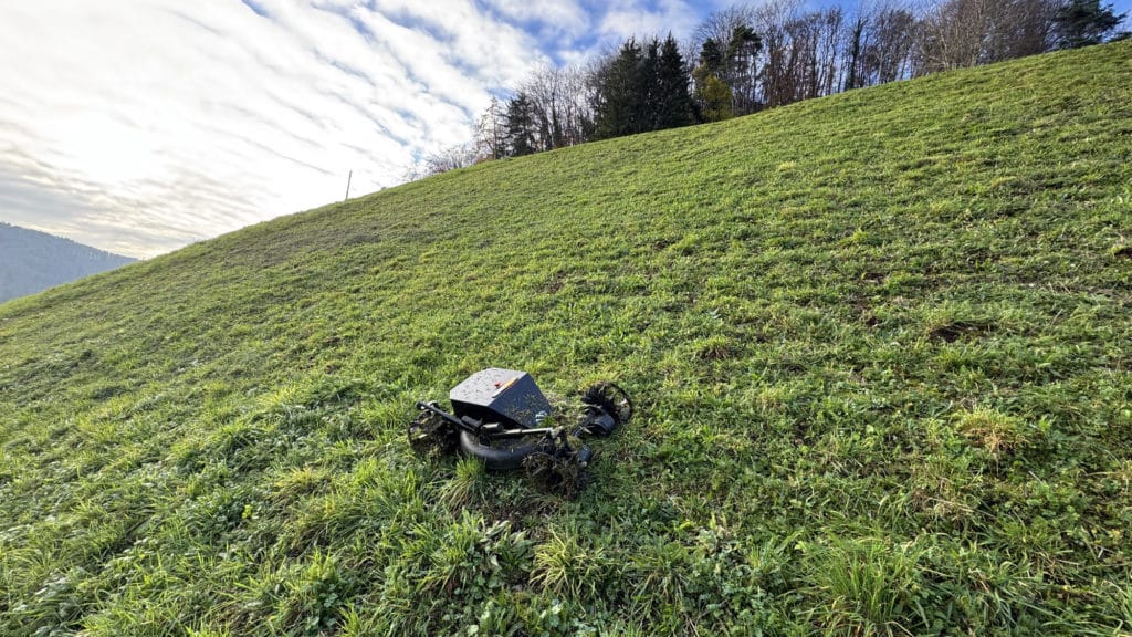 Grator tondeuse télécommandée sur herbe haute