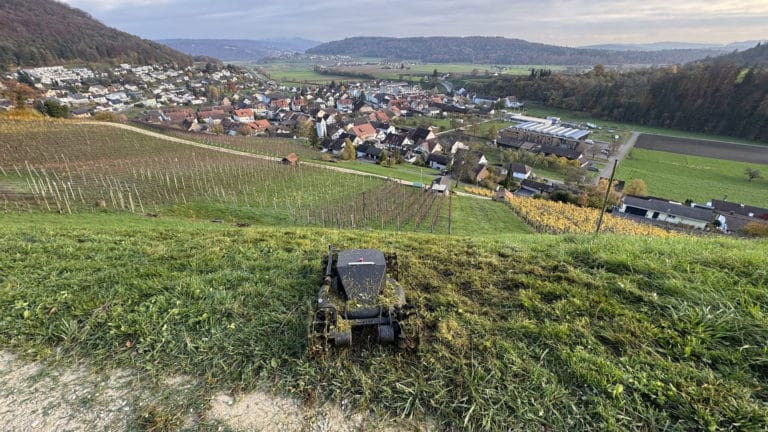 Robot tondeuse Grator en fonctionnement avec vue panoramique
