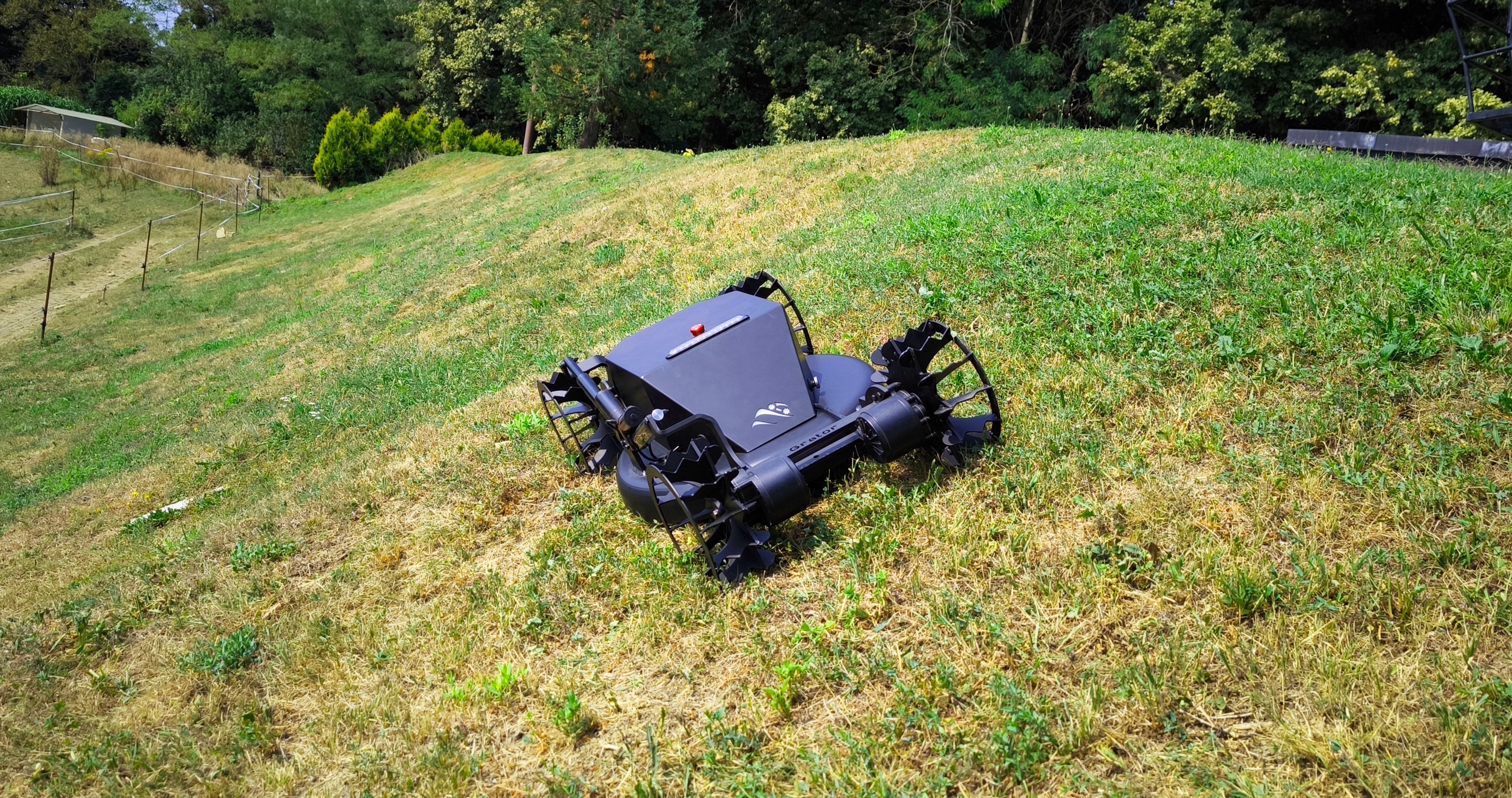 Grator, robot débroussailleur télécommandé sur pente herbeuse