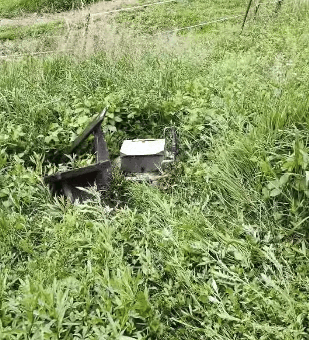 Robot tondeuse Grator coupant les broussailles denses