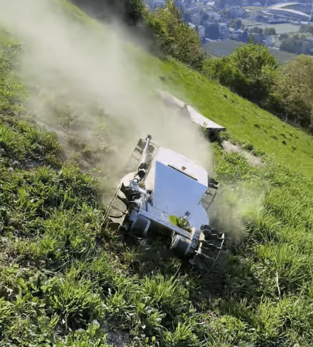 Robot débroussailleur Grator en pleine puissance sur terrain accidenté