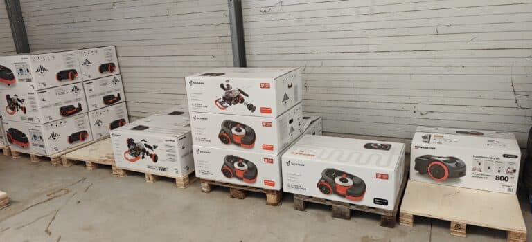 Robots tondeuses Segway Navimow en stock chez AP-Robots, sur palettes dans l’entrepôt